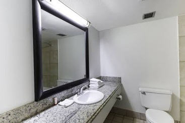 هتل Travelodge By Wyndham Lafayette