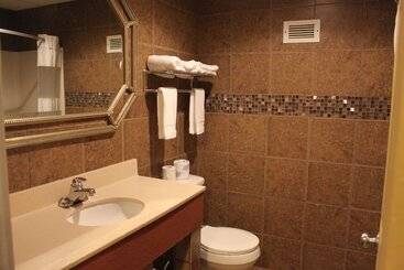 هتل Whalers Inn And Suites