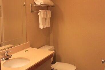 هتل Whalers Inn And Suites