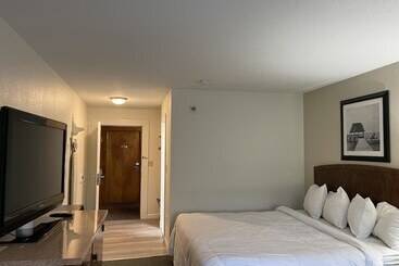 هتل Whalers Inn And Suites