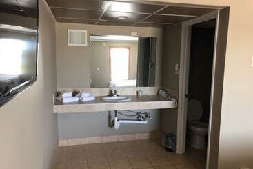 هتل Whalers Inn And Suites