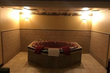 هتل Whalers Inn And Suites