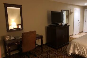 هتل Whalers Inn And Suites