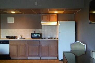 هتل Whalers Inn And Suites