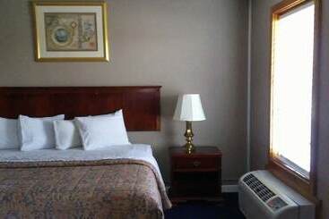 هتل Whalers Inn And Suites