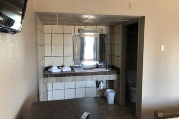 هتل Whalers Inn And Suites