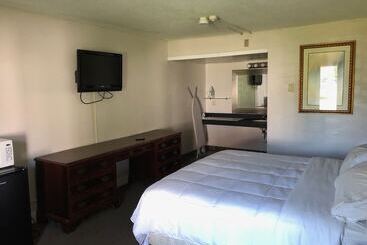 هتل Whalers Inn And Suites