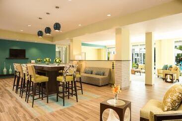 استراحتگاه 24 North Hotel Key West