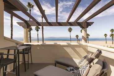 استراحتگاه Zachari Dunes On Mandalay Beach, Curio Collection By Hilton
