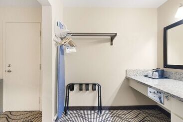 Surestay Plus Hotel By Best Western Sacramento North