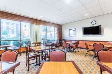 هتل Baymont By Wyndham Cincinnati Sharonville