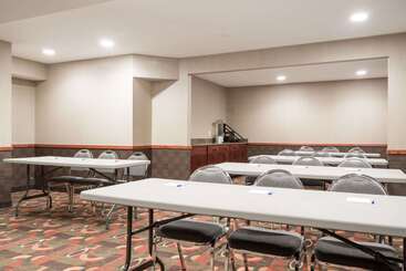 هتل Baymont By Wyndham Eau Claire Wi