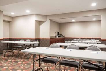 هتل Baymont By Wyndham Eau Claire Wi