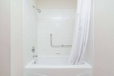 هتل Baymont By Wyndham Eau Claire Wi