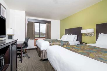 هتل Baymont By Wyndham Eau Claire Wi