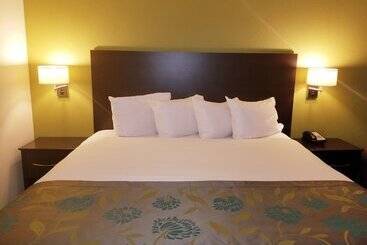 هتل Baymont By Wyndham Eau Claire Wi