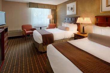 هتل Baymont Inn & Suites