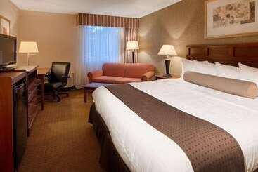 هتل Baymont Inn & Suites