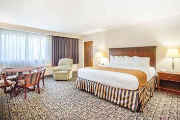 هتل Clarion Inn Airport University