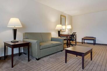 هتل Clarion Inn Elmira Horseheads
