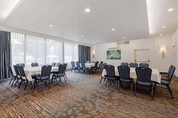 هتل Clarion Inn Elmira Horseheads