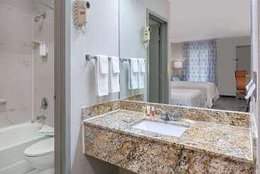 هتل Days Inn By Wyndham Greenville Ms
