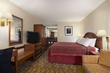 هتل Days Inn By Wyndham Las Cruces