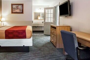 Отель Econo Lodge Inn And Suites   Jackson