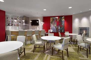 Hotel Embassy Suites By Hilton Detroit Metro Airport