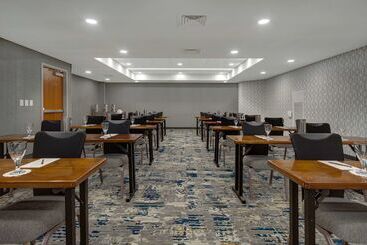 هتل Embassy Suites By Hilton Detroit Metro Airport