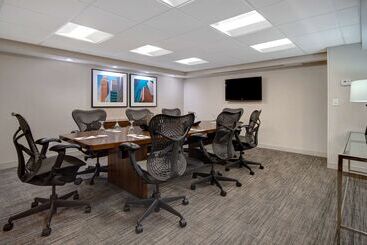 هتل Embassy Suites By Hilton Detroit Metro Airport