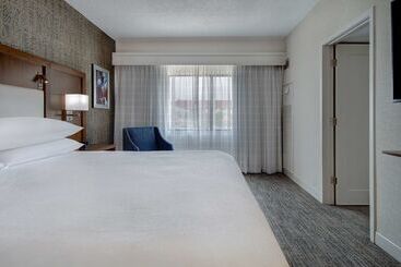 هتل Embassy Suites By Hilton Detroit Metro Airport
