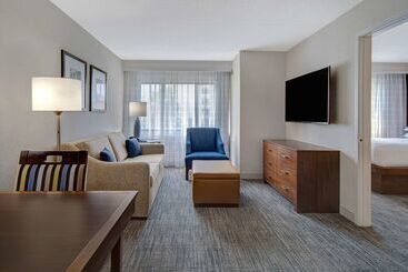 هتل Embassy Suites By Hilton Detroit Metro Airport