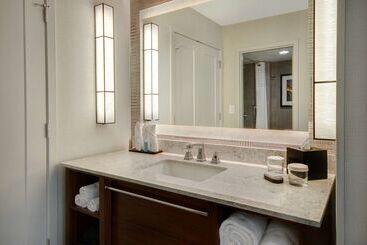 هتل Embassy Suites By Hilton Detroit Metro Airport