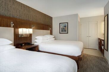 هتل Embassy Suites By Hilton Detroit Metro Airport
