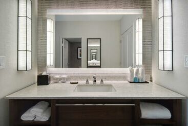 هتل Embassy Suites By Hilton Detroit Metro Airport