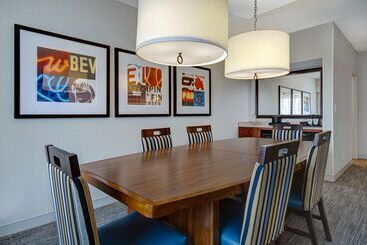 هتل Embassy Suites By Hilton Detroit Metro Airport