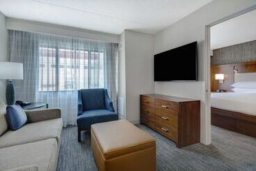 هتل Embassy Suites By Hilton Detroit Metro Airport