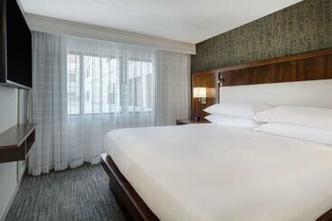 هتل Embassy Suites By Hilton Detroit Metro Airport