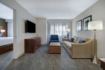 هتل Embassy Suites By Hilton Detroit Metro Airport