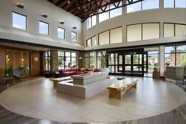 هتل Embassy Suites By Hilton Detroit Metro Airport