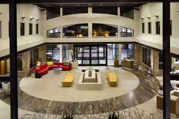 هتل Embassy Suites By Hilton Detroit Metro Airport