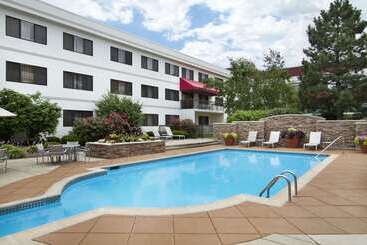 هتل Embassy Suites By Hilton Detroit Metro Airport