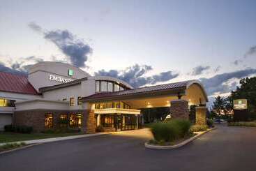 هتل Embassy Suites By Hilton Detroit Metro Airport