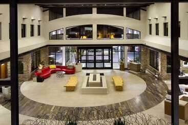 هتل Embassy Suites By Hilton Detroit Metro Airport