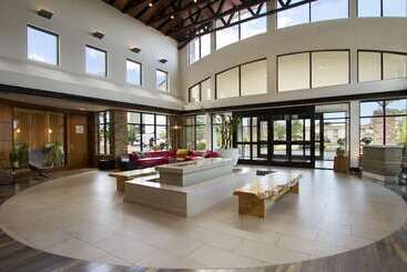 هتل Embassy Suites By Hilton Detroit Metro Airport