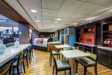 هتل Embassy Suites By Hilton Detroit Metro Airport