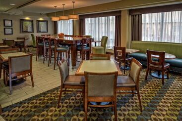 هتل Hampton Inn Charlottesville