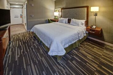 هتل Hampton Inn Charlottesville