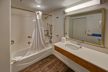 هتل Hampton Inn Charlottesville